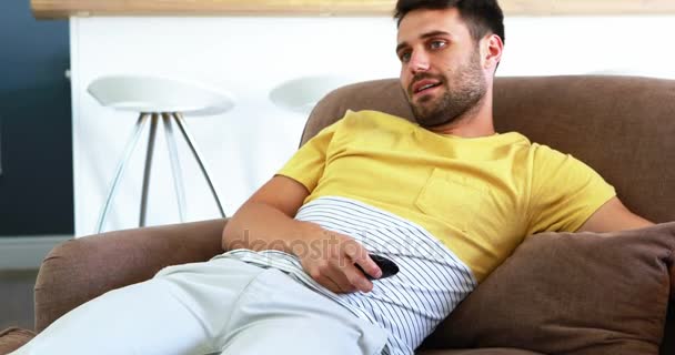 Couple talking while watching television — Stock Video