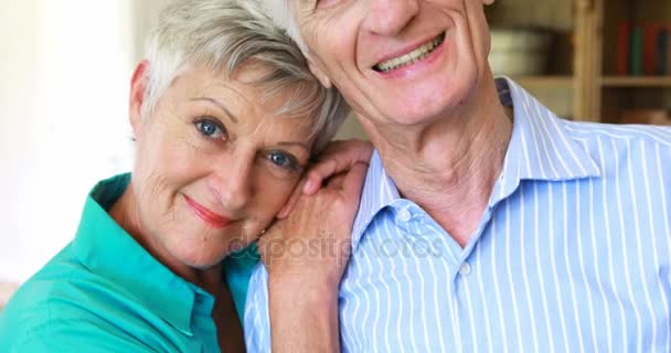 Усміхнена старша пара позує разом — стокове відео