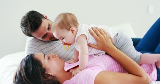 Pais brincando com sua menina — Vídeo de Stock