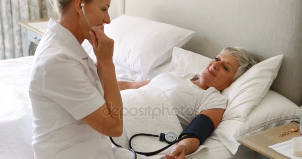 Arzt überprüft den Blutdruck der Frau — Stockvideo
