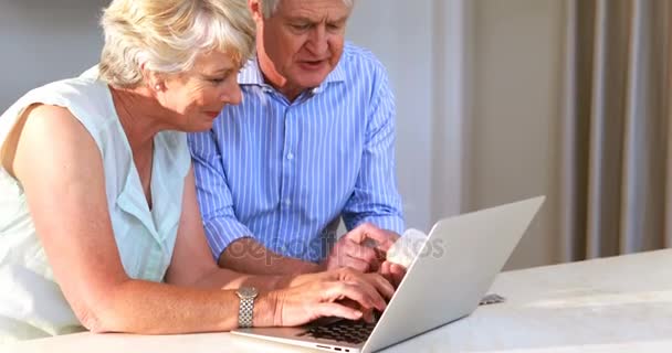 Par som använder laptop — Stockvideo