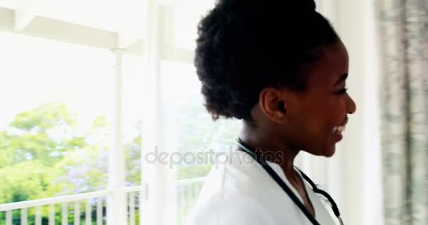 Sjuksköterska som serverar frukost till senior mannen på sängen — Stockvideo
