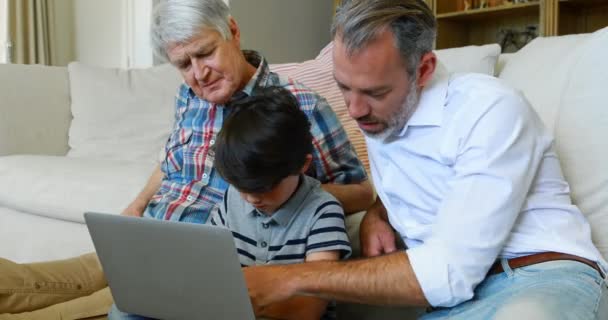 Hijo, padre y abuelo usando laptop — Vídeos de Stock