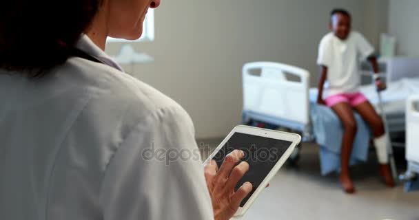 Médecin féminin utilisant une tablette numérique — Video