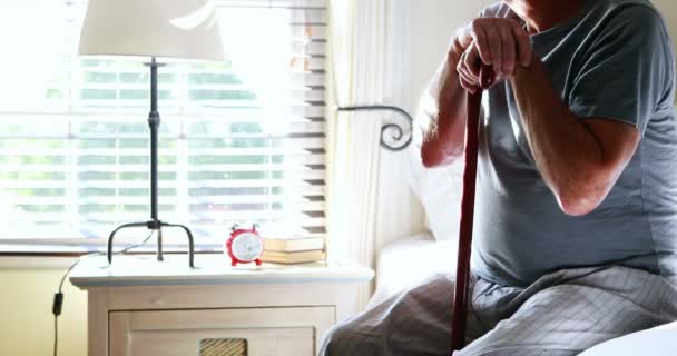 Продуманий старший чоловік з палицею в спальні — стокове відео