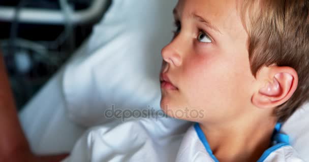 Доктор осматривает ухо пациента с помощью отоскопа — стоковое видео