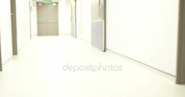 Sorgliga kirurg sitter på golvet i korridoren — Stockvideo