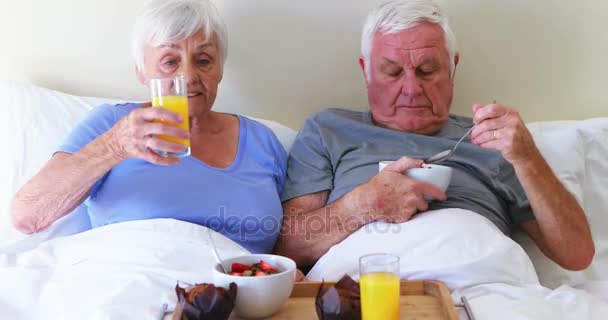 Pareja sonriente desayunando en la cama — Vídeos de Stock