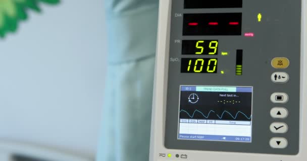 Primer plano del monitor de frecuencia cardíaca — Vídeo de stock