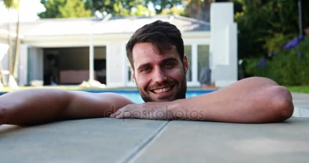 Homem relaxante na piscina — Vídeo de Stock