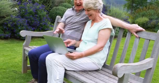Senior paar praten en het gebruik van laptop — Stockvideo