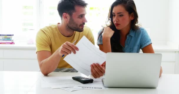 Casal preocupado calculando suas contas com laptop — Vídeo de Stock