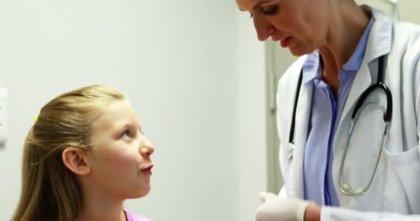 Dokter bandage zetten gewonde hand van meisje — Stockvideo