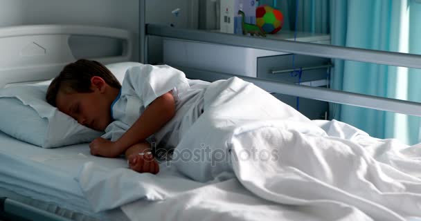 Pacientes descansando com ursinho de pelúcia na cama — Vídeo de Stock