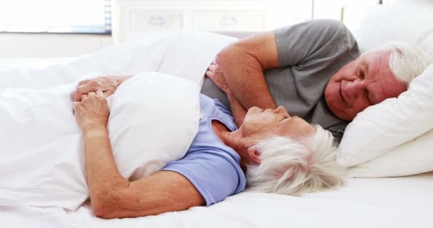 Gelukkige senior paar interactie met elkaar op bed — Stockvideo