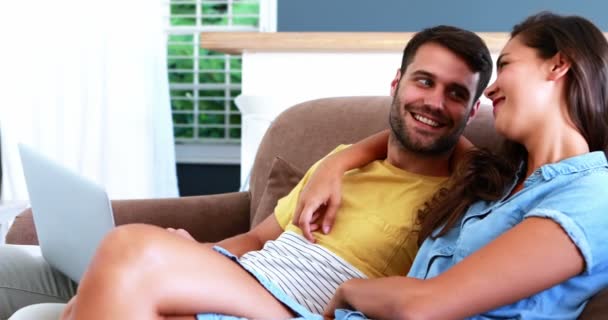 Casal sorrindo usando laptop — Vídeo de Stock