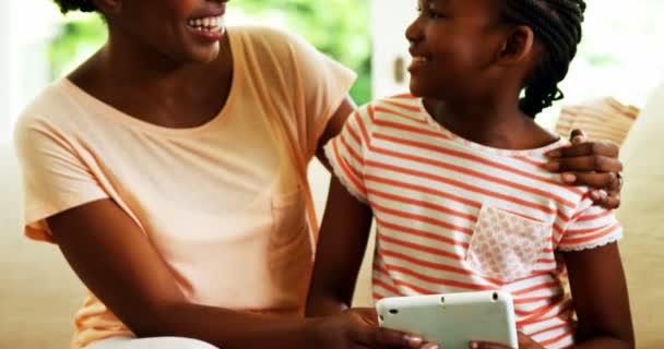 Mãe e filha sentadas juntas — Vídeo de Stock