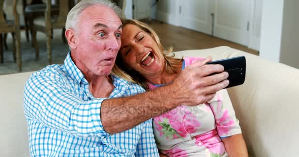 Ανώτερος ζευγάρι που αναλαμβάνει μια selfie κινητό τηλέφωνο — Αρχείο Βίντεο