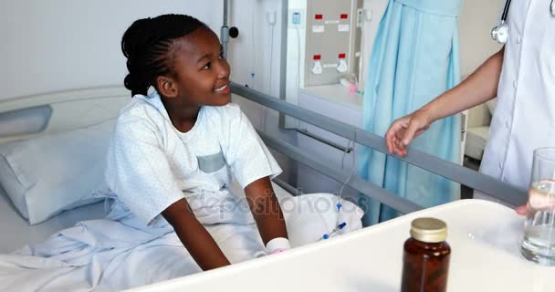 Médico dando remédio para a menina doente — Vídeo de Stock