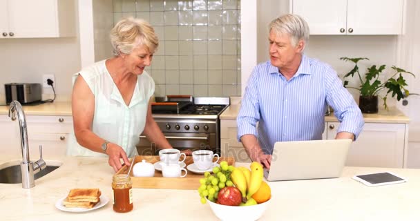 Pareja mayor desayunando — Vídeos de Stock