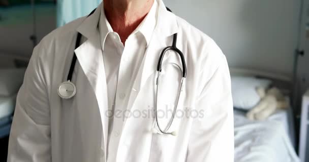 Portret van mannelijke arts permanent in ward — Stockvideo
