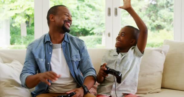 Pai e filho jogando videogame — Vídeo de Stock