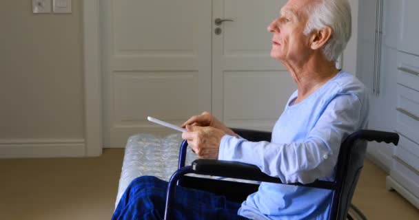 Hombre en silla de ruedas saludando en casa — Vídeo de stock