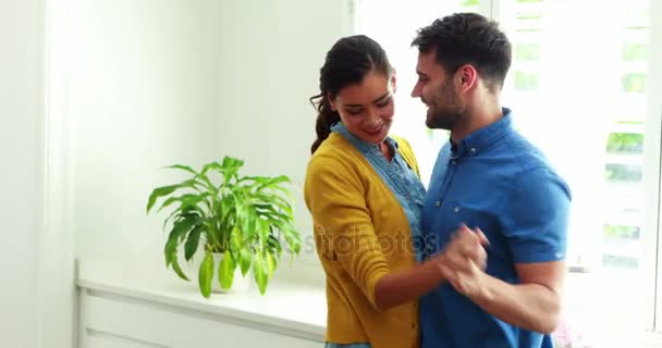 Пара танцев вместе на кухне — стоковое видео