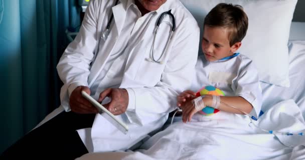 Médico usando comprimido digital durante a visita na enfermaria — Vídeo de Stock