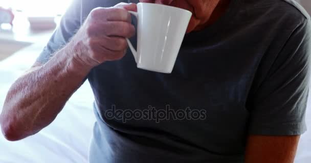 Hombre tomando una taza de café — Vídeos de Stock