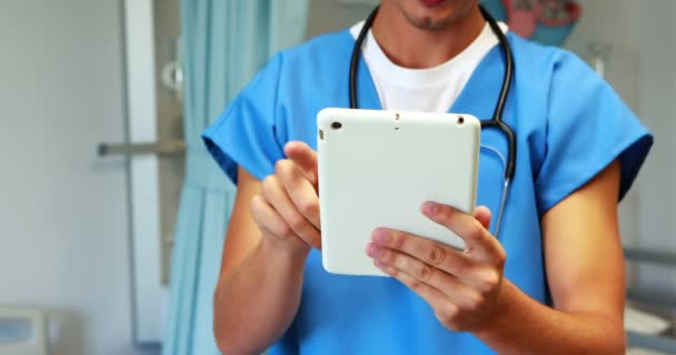 Γιατρός που χρησιμοποιεί ψηφιακό δισκίο — Αρχείο Βίντεο