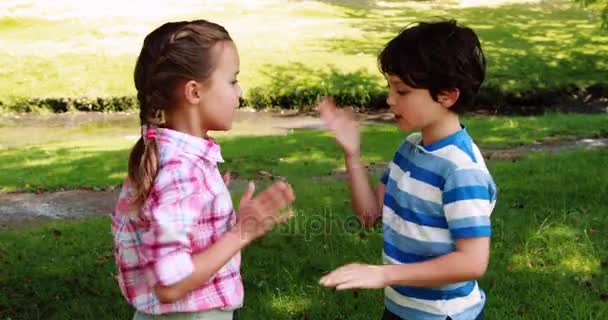 Siblings playing clapping game — Stock Video