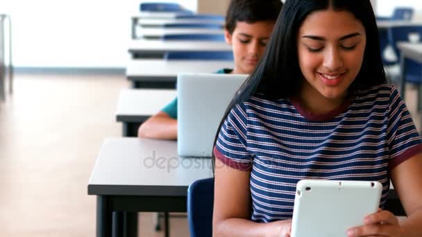 Школа девочка и школьник с помощью ноутбука — стоковое видео