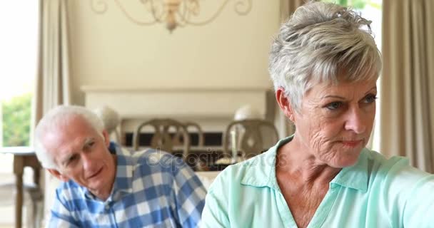 Idősebb pár vitatkozott egymással — Stock videók