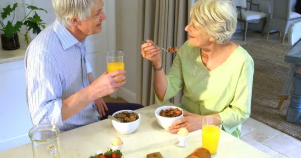 Yaşlı çift kahvaltı yapıyor. — Stok video