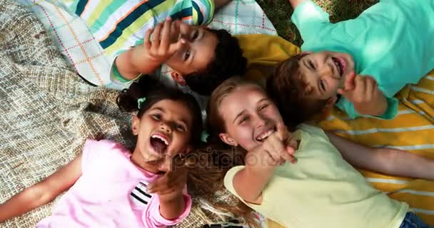 Portret van kinderen plezier in het park — Stockvideo