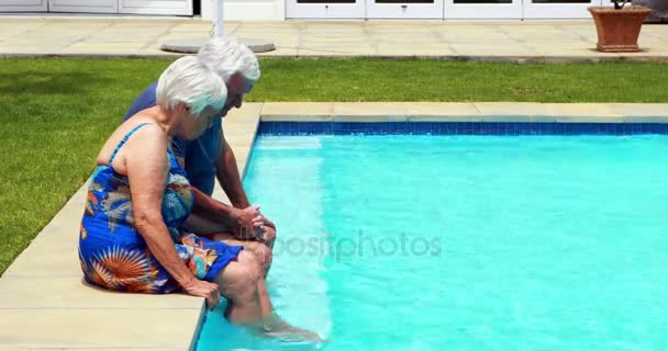 Pareja interactuando entre sí en la piscina — Vídeos de Stock