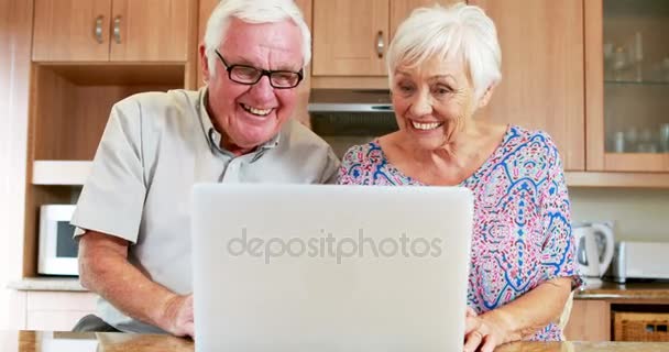 Par som använder laptop — Stockvideo