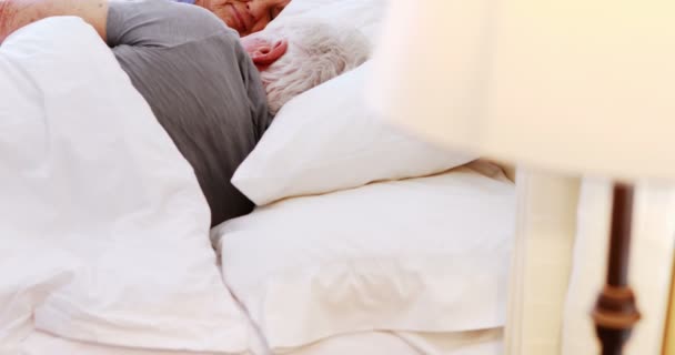 Casal sênior dormindo na cama no quarto — Vídeo de Stock