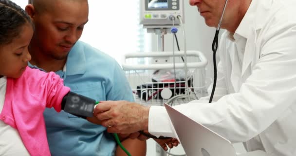 Médico revisando la presión arterial del paciente — Vídeo de stock