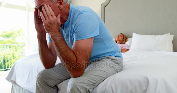 Besorgter Senior sitzt im Schlafzimmer — Stockvideo