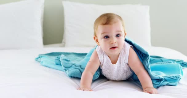 Linda niña sonriente en la cama — Vídeo de stock