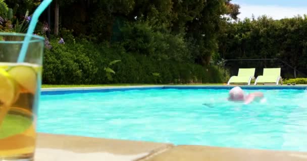 Старший мужчина плавает в бассейне — стоковое видео