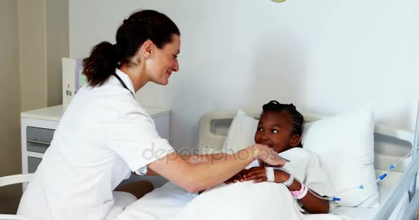 Médico femenino consolando chica enferma — Vídeo de stock