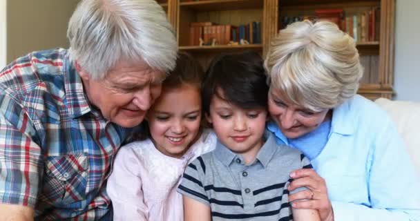 Abuelos y nietos divirtiéndose juntos — Vídeos de Stock
