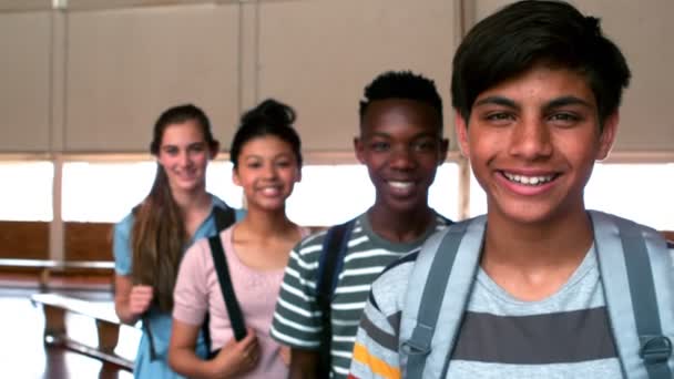 Estudiantes de pie con bolsas de escuela en el campus — Vídeos de Stock
