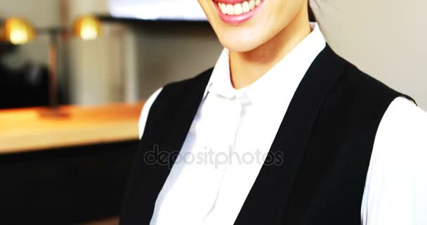 微笑的女服务员的画像 — 图库视频影像