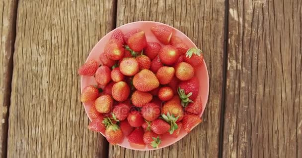 ボウルに、新鮮なイチゴのオーバーヘッド — ストック動画