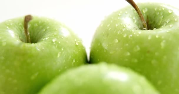 Gros plan des pommes vertes avec des gouttelettes d'eau — Video