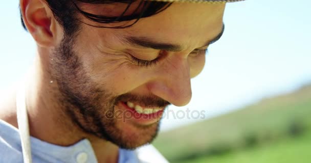 Portrét usmívajícího se muže — Stock video
